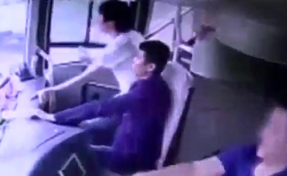 فيديو مرعب.. ركاب يطيرون من نافذة حافلة تسير بسرعة جنونية صورة رقم 1