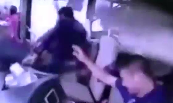 فيديو مرعب.. ركاب يطيرون من نافذة حافلة تسير بسرعة جنونية صورة رقم 2