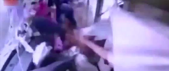 فيديو مرعب.. ركاب يطيرون من نافذة حافلة تسير بسرعة جنونية صورة رقم 3