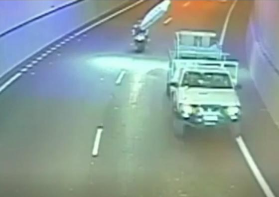 فيديو صادم.. نجاة سائق دراجة نارية من ضربة فراش غير عادية صورة رقم 1