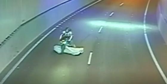 فيديو صادم.. نجاة سائق دراجة نارية من ضربة فراش غير عادية صورة رقم 2