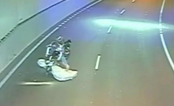 فيديو صادم.. نجاة سائق دراجة نارية من ضربة فراش غير عادية صورة رقم 3