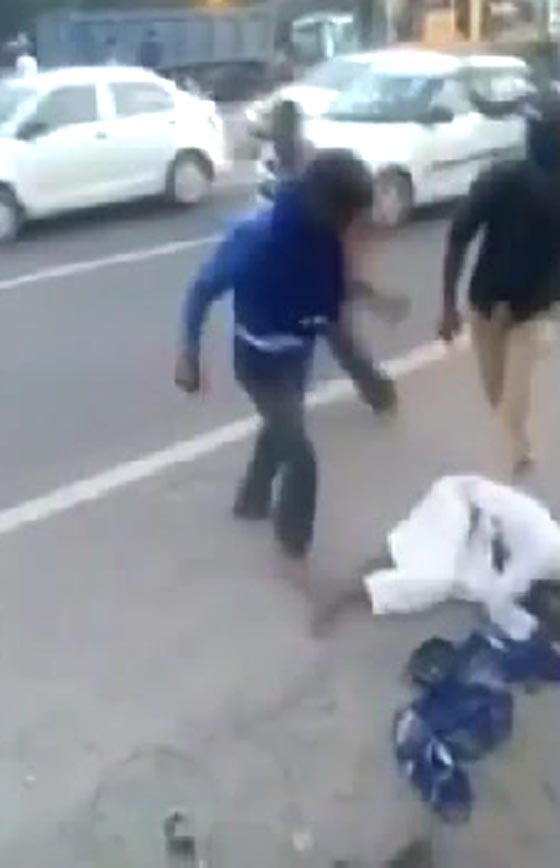 فيديو صادم: هندوس يضربون مسلماً حتى الموت بالقضبان الحديدية دفاعاً عن البقر صورة رقم 1