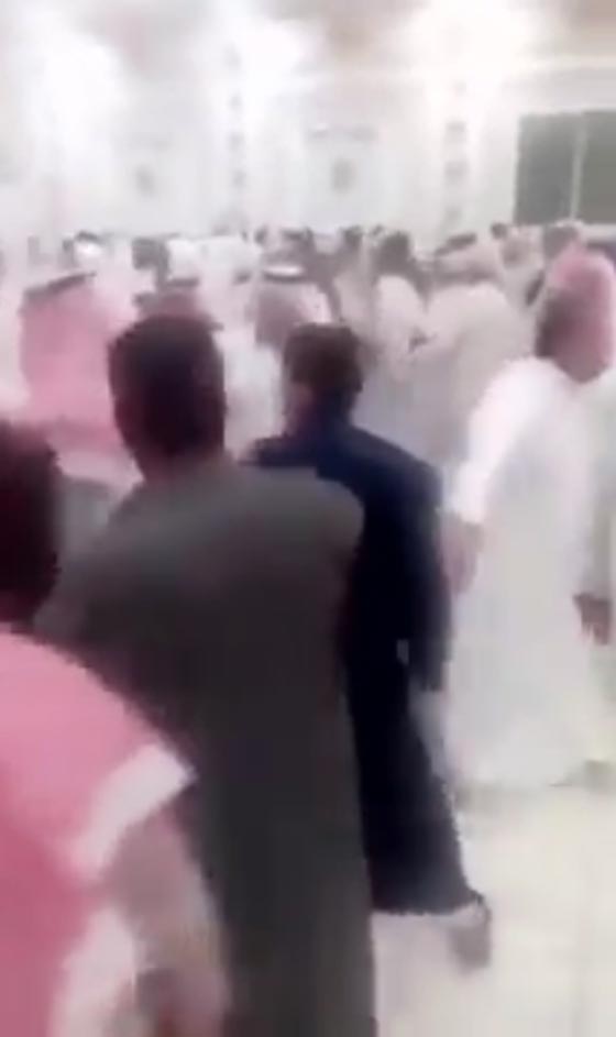 بالفيديو.. حفل زفاف يتحول إلى مشاجرة عنيفة بالكويت صورة رقم 1
