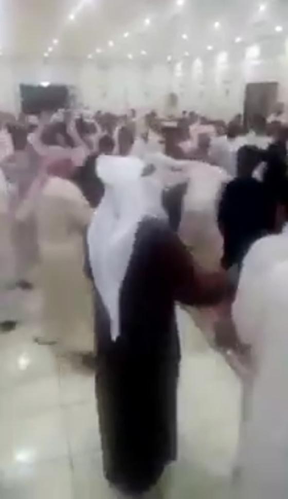 بالفيديو.. حفل زفاف يتحول إلى مشاجرة عنيفة بالكويت صورة رقم 2