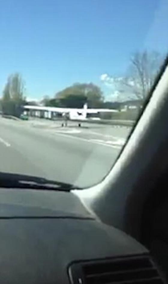 فيديو: طائرة تتعطل في الجو وتهبط على أحد الطرق السريعة  صورة رقم 3