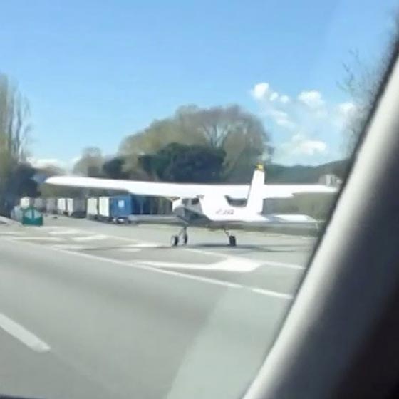 فيديو: طائرة تتعطل في الجو وتهبط على أحد الطرق السريعة  صورة رقم 1