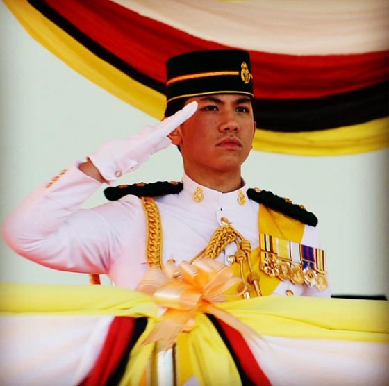 صور ولي عهد بروناي.. اشهر عازب ملكي مغامر وجذّاب صورة رقم 3