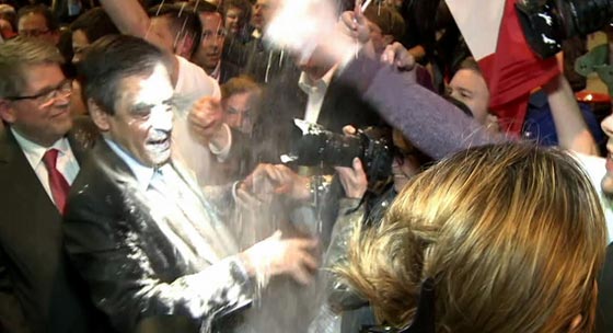 طالب فرنسي يرشق مرشح الرئاسة فيون بالطحين.. فيديو صورة رقم 1