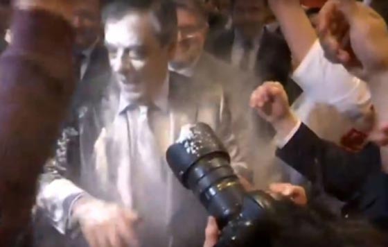 طالب فرنسي يرشق مرشح الرئاسة فيون بالطحين.. فيديو صورة رقم 4