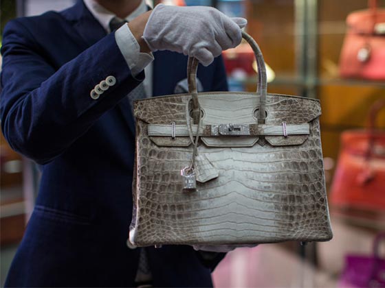 استثمارات أفضل من الذهب.. بينها حقيبة يد ولعبة ليغو وزجاجة نبيذ! صورة رقم 1