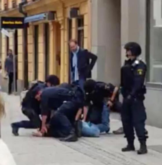 فيديو شاحنة تدهس العشرات في ستوكهولم وتقتل 4 منهم.. والمتهم داعشي! صورة رقم 17