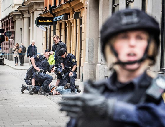 فيديو شاحنة تدهس العشرات في ستوكهولم وتقتل 4 منهم.. والمتهم داعشي! صورة رقم 1