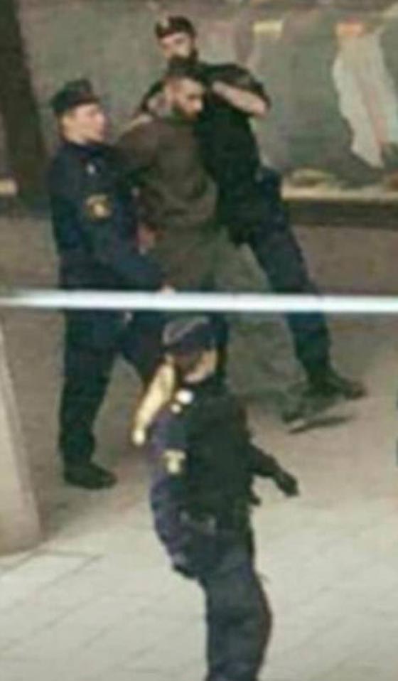 فيديو شاحنة تدهس العشرات في ستوكهولم وتقتل 4 منهم.. والمتهم داعشي! صورة رقم 16