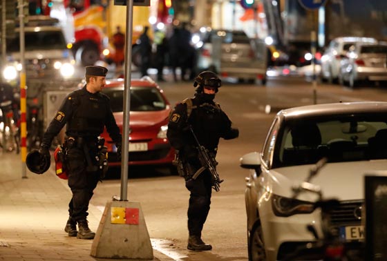 فيديو شاحنة تدهس العشرات في ستوكهولم وتقتل 4 منهم.. والمتهم داعشي! صورة رقم 4