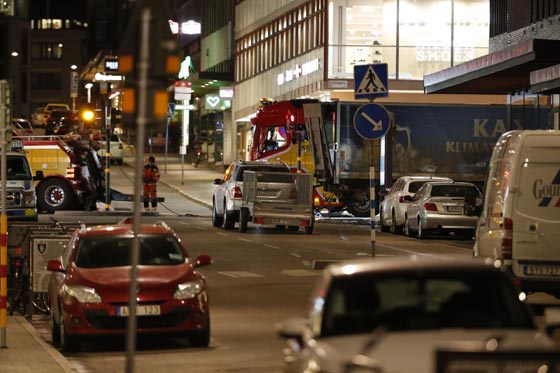 فيديو شاحنة تدهس العشرات في ستوكهولم وتقتل 4 منهم.. والمتهم داعشي! صورة رقم 6