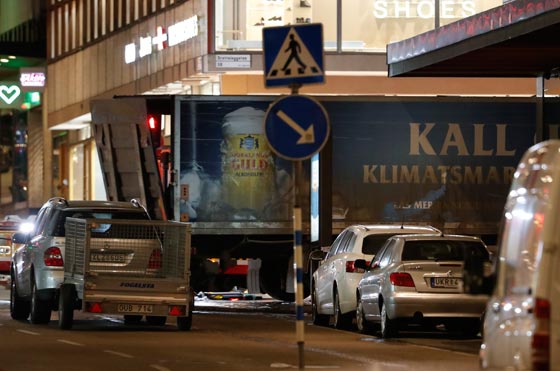 فيديو شاحنة تدهس العشرات في ستوكهولم وتقتل 4 منهم.. والمتهم داعشي! صورة رقم 7