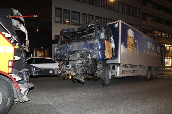 فيديو شاحنة تدهس العشرات في ستوكهولم وتقتل 4 منهم.. والمتهم داعشي! صورة رقم 2