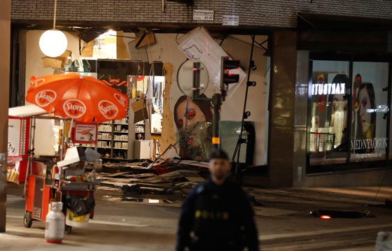 فيديو شاحنة تدهس العشرات في ستوكهولم وتقتل 4 منهم.. والمتهم داعشي! صورة رقم 13