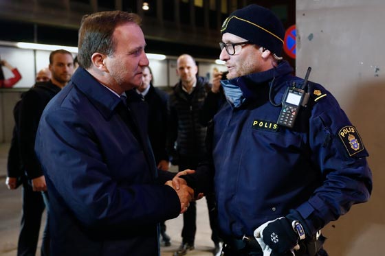 فيديو شاحنة تدهس العشرات في ستوكهولم وتقتل 4 منهم.. والمتهم داعشي! صورة رقم 14