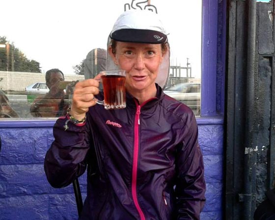 عداءة سويدية تدعم الاسلام وتظهر سماحته بواسطة الجري في دول اسلامية صورة رقم 3