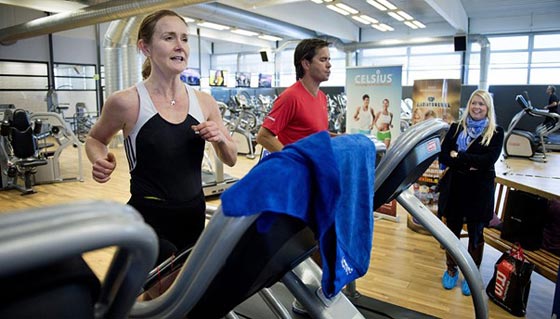 عداءة سويدية تدعم الاسلام وتظهر سماحته بواسطة الجري في دول اسلامية صورة رقم 4