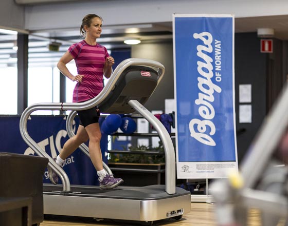 عداءة سويدية تدعم الاسلام وتظهر سماحته بواسطة الجري في دول اسلامية صورة رقم 7