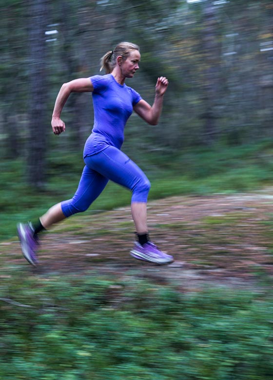 عداءة سويدية تدعم الاسلام وتظهر سماحته بواسطة الجري في دول اسلامية صورة رقم 1