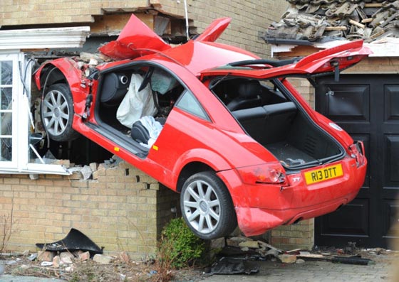 سيدة فقدت السيطرة على سيارتها فإقتحمت غرفة نوم!!! صورة رقم 2