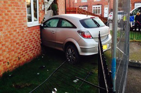 سيدة فقدت السيطرة على سيارتها فإقتحمت غرفة نوم!!! صورة رقم 3