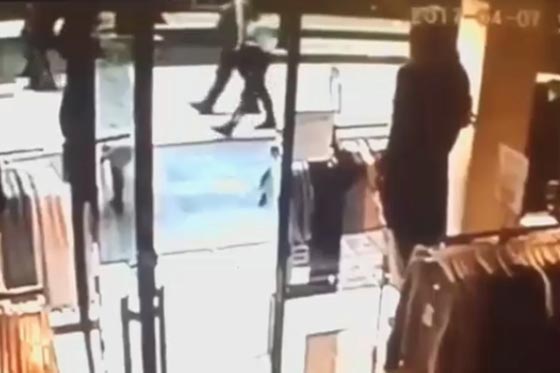 شاهدوا.. نشر أول فيديو لهجوم شاحنة الموت في ستوكهولم صورة رقم 1