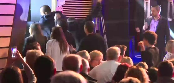 بالفيديو.. شجار عنيف في البرلمان الفرنسي  صورة رقم 1