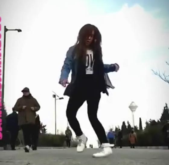 فيديو: فتاة إيرانية تتحدى قيم الثورة وترقص وسط طهران بدون حجاب  صورة رقم 1