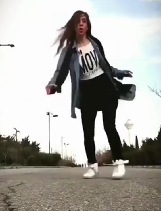 فيديو: فتاة إيرانية تتحدى قيم الثورة وترقص وسط طهران بدون حجاب  صورة رقم 2