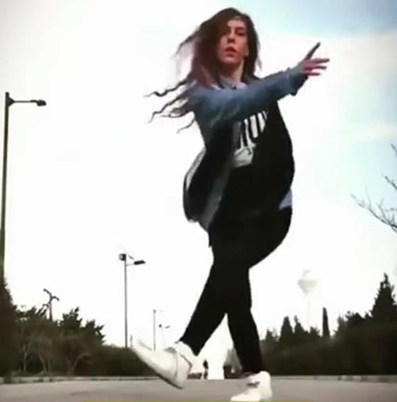 فيديو: فتاة إيرانية تتحدى قيم الثورة وترقص وسط طهران بدون حجاب  صورة رقم 3