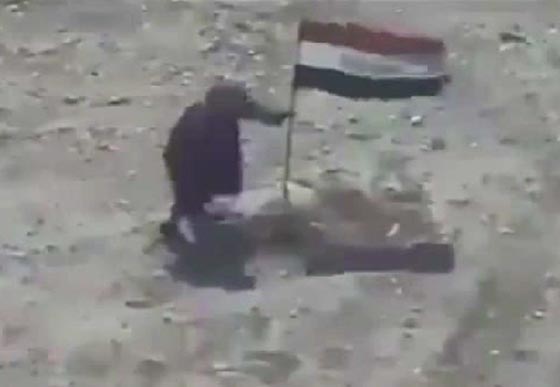 شاهد ماذا حدث لداعشي حاول إنزال العلم العراقي.. فيديو صورة رقم 1