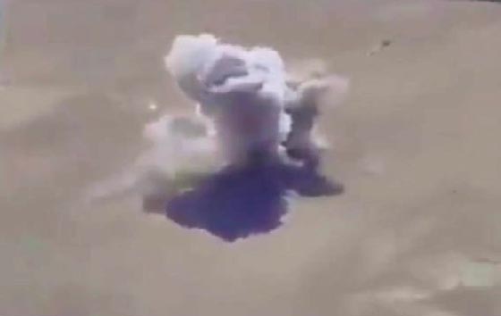 شاهد ماذا حدث لداعشي حاول إنزال العلم العراقي.. فيديو صورة رقم 2