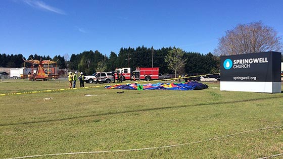 الرياح الشديدة تقذف بيتين من المطاط وتخلف اصابات بين الاطفال.. فيديو صورة رقم 2