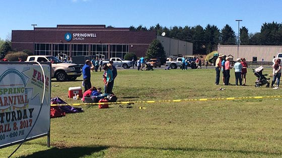 الرياح الشديدة تقذف بيتين من المطاط وتخلف اصابات بين الاطفال.. فيديو صورة رقم 3