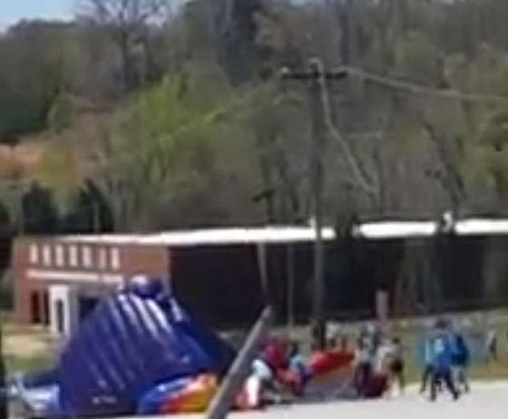 الرياح الشديدة تقذف بيتين من المطاط وتخلف اصابات بين الاطفال.. فيديو صورة رقم 10