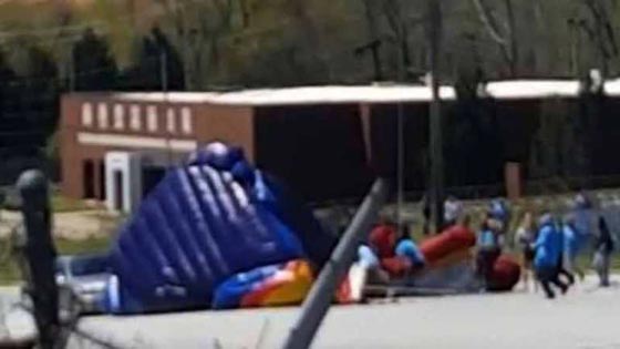 الرياح الشديدة تقذف بيتين من المطاط وتخلف اصابات بين الاطفال.. فيديو صورة رقم 1