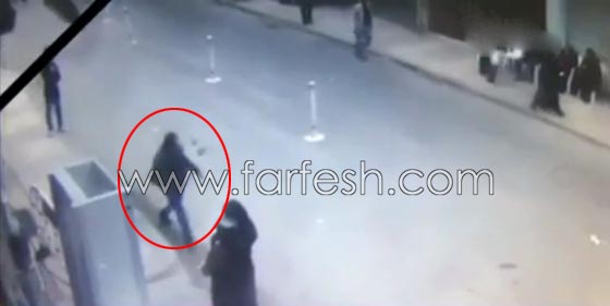 فيديو مروع يظهر لحظة تفجير انتحاري نفسه امام كنيسة بالاسكندرية صورة رقم 1
