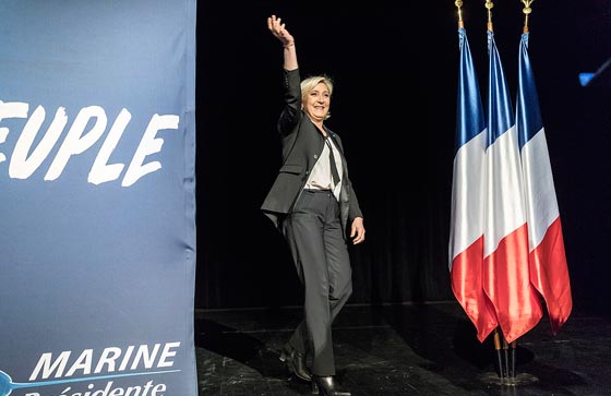 معركة بالايدي اثناء اجتماع مرشحة اليمين الفرنسي مارين لوبان  صورة رقم 20