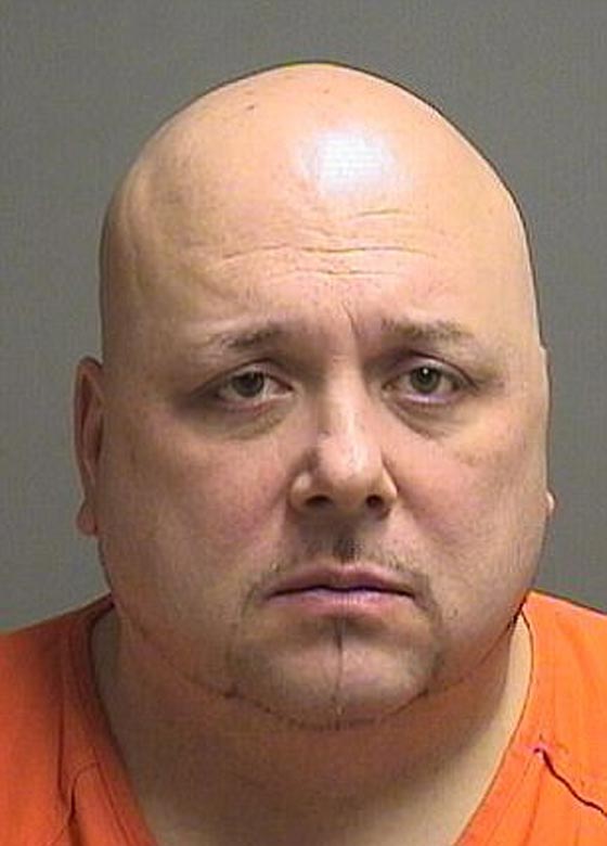 اغتصب طفلة وقتلها ثم احرق جديها وقفز منتحرا من شرفة المحكمة.. فيديو صورة رقم 5