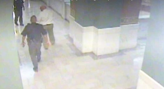 اغتصب طفلة وقتلها ثم احرق جديها وقفز منتحرا من شرفة المحكمة.. فيديو صورة رقم 1