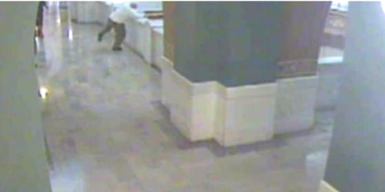 اغتصب طفلة وقتلها ثم احرق جديها وقفز منتحرا من شرفة المحكمة.. فيديو صورة رقم 2