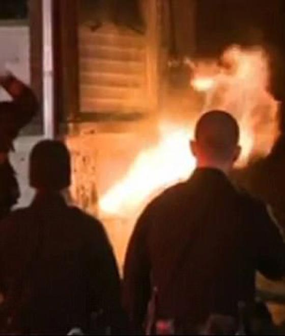 اغتصب طفلة وقتلها ثم احرق جديها وقفز منتحرا من شرفة المحكمة.. فيديو صورة رقم 7