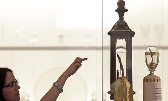 الصدفة تعيد اصابع العالم الفيزيائي غاليليو المفقودة الى متحفه صورة رقم 6