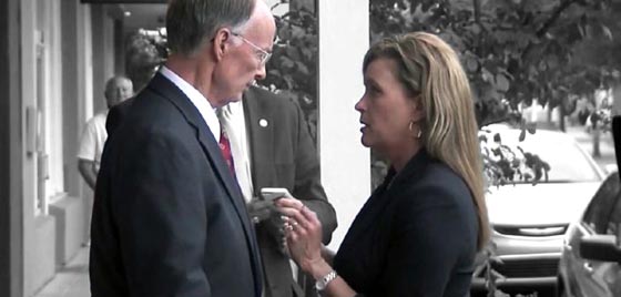 حاكم الاباما يتنحى عن منصبه بسبب علاقة غرامية مع مستشارته صورة رقم 1