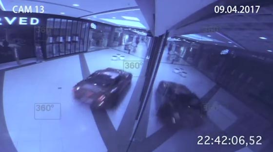 بالفيديو والصور.. سيارة فيراري تقتحم مركزا تجاريا صورة رقم 2